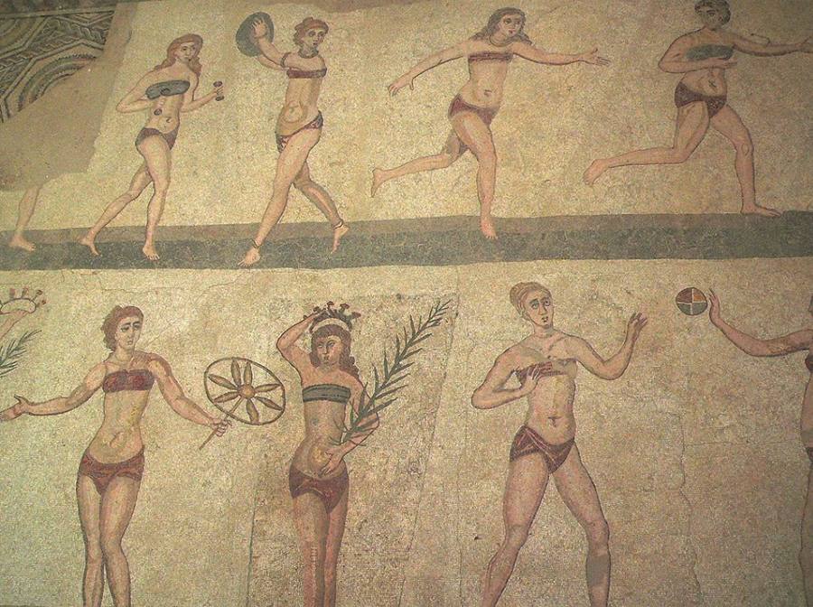 La primera representación artística del antecedente del bikini aparece en una imagen de la diosa madre en el yacimiento prehistórico de Çatalhöyük, datado en 5.600 a. C., y por tanto anterior a la Edad de Bronce. En la antigua Grecia, las atletas ya usaban el mastodeton para cubrise los pechos. En la antigua Roma, existen testimonios, en autores como Ovidio y Marcial, y en mosaicos, como el de la villa romana de Casale, en Sicilia (en la imagen), que muestra atletas en 'bikini', aunque el atolón de las Islas Marshall que dio nombre a la prenda no era conocido aún por Occidente.