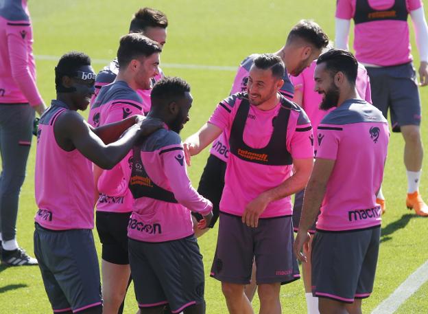 Algunos jugadores del Levante bromean con Fahad durante un entrenamiento en el Ciutat de València.
