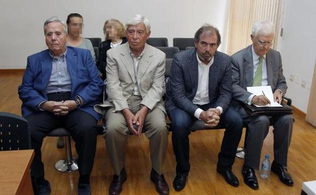 Alperi, a la izquierda dela imagen, junto a ntonio Solana; Javier Palacios; y Antonio Moreno en los juzgados de Benalúa durante la primera sesión del juicio por delito fiscal. 