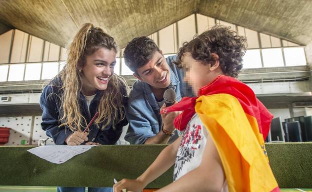 Alfred y Amaia junto con Rodrigo en el colegio Giner de los Ríos de Portugal.