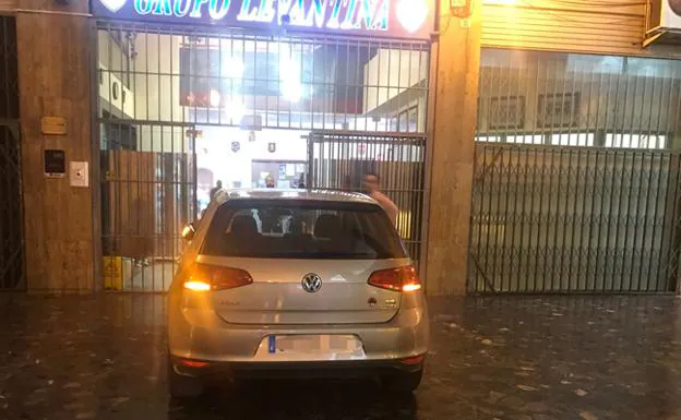 Un conductor ebrio aparca su coche dentro del pasaje de Ruzafa