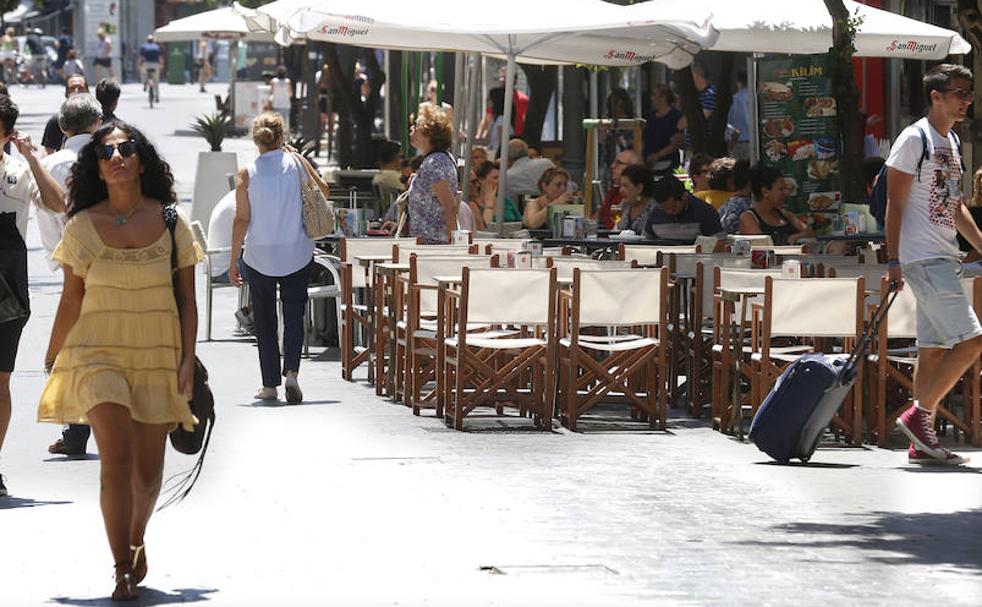 Terrazas de bares en una calle del centro de Valencia. 