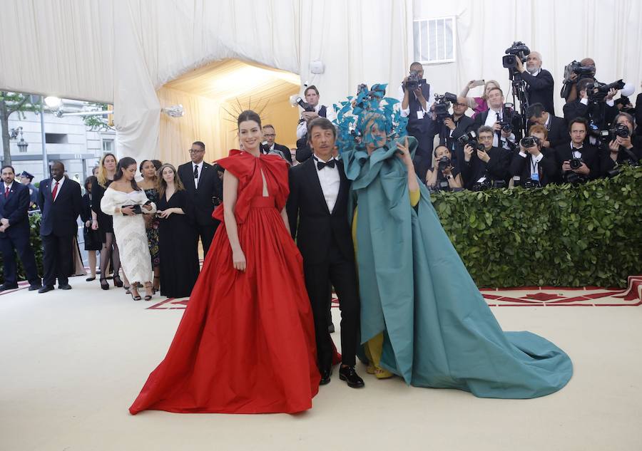 Madonna, Rihanna, Sarah Jessica Parker y Amal Clooney, entre otras, despertaron los gritos de admiración en la célebre gala del Museo Metropolitano de Nueva York, que reúne cada año a la crema y nata de la élite neoyorquina y a las mayores estrellas de la moda, el cine, la música y la televisión estadounidenses. Cada año la gala se inspira en una exposición paralela en el Met, y este año el tema escogido fue la relación entre la moda y el imaginario católico.