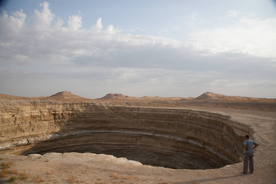 El conocido como cráter o pozo de Darvaza no responde al capricho de la naturaleza. Existe desde 1971 y se debe a un trabajo de prospección minera soviética. Los geólogos vieron cómo la tierra se abría bajo ellos.