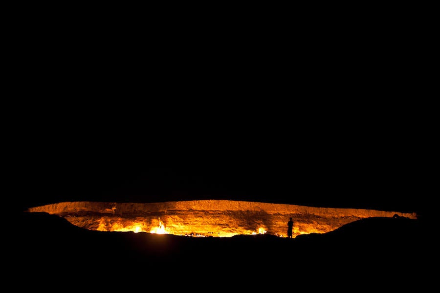 Una gran cantidad de gases emanaba del nuevo 'cráter' que se había formado y en su fondo habían caído los caros materiales utilizados para trabajar.