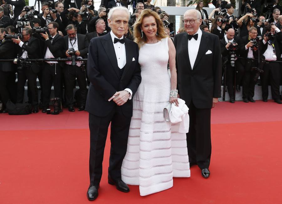 El Festival de Cannes inauguró este martes una nueva edición con su tradicional alfombra roja. Mucho rojo y mucho negro en los vestidos de las actrices. Brilló el glamur de estrellas como Cate Blanchett, Isabelle Adjani, Jury Kristen Stewart, Annabelle Belmondo, Barbara Meier, Fan Bingbing, Barbara Lennie, Sara Salamo, Georgia May Jagger... Y mucho protagonismo español con unos estelares Penélope Cruz, Javier Bardem y Ricardo Darín (español de adopción). Y muchas, muchas fotos para el director Martin Scorsese. Elegancia a raudales... y sorpresa al final de la fotogalería.