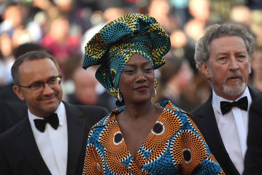 El Festival de Cannes inauguró este martes una nueva edición con su tradicional alfombra roja. Mucho rojo y mucho negro en los vestidos de las actrices. Brilló el glamur de estrellas como Cate Blanchett, Isabelle Adjani, Jury Kristen Stewart, Annabelle Belmondo, Barbara Meier, Fan Bingbing, Barbara Lennie, Sara Salamo, Georgia May Jagger... Y mucho protagonismo español con unos estelares Penélope Cruz, Javier Bardem y Ricardo Darín (español de adopción). Y muchas, muchas fotos para el director Martin Scorsese. Elegancia a raudales... y sorpresa al final de la fotogalería.