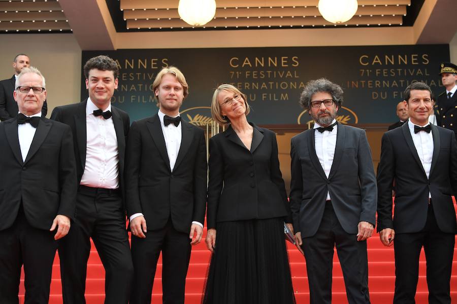 El Festival de Cannes inauguró este martes una nueva edición con su tradicional alfombra roja. Mucho rojo y mucho negro en los vestidos de las actrices. Brilló el glamur de estrellas como Cate Blanchett, Isabelle Adjani, Jury Kristen Stewart, Annabelle Belmondo, Barbara Meier, Fan Bingbing, Barbara Lennie, Sara Salamo, Georgia May Jagger... Y mucho protagonismo español con unos estelares Penélope Cruz, Javier Bardem y Ricardo Darín (español de adopción). Y muchas, muchas fotos para el director Martin Scorsese. Elegancia a raudales... y sorpresa al final de la fotogalería.