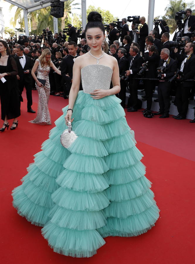 El Festival de Cannes inauguró este martes una nueva edición con su tradicional alfombra roja. Mucho rojo y mucho negro en los vestidos de las actrices. Brilló el glamur de estrellas como Cate Blanchett, Isabelle Adjani, Jury Kristen Stewart, Annabelle Belmondo, Barbara Meier, Fan Bingbing, Barbara Lennie, Sara Salamo, Georgia May Jagger... Y mucho protagonismo español con unos estelares Penélope Cruz, Javier Bardem y Ricardo Darín (español de adopción). Y muchas, muchas fotos para el director Martin Scorsese. Elegancia a raudales... y sorpresa al final de la fotogalería.