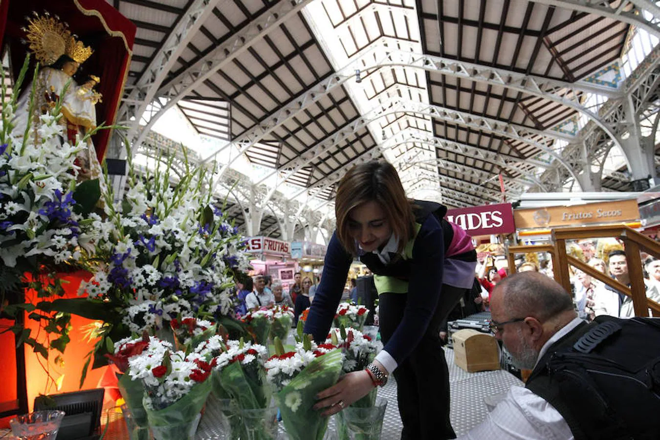 Fotos: La ofrenda a la Virgen en el Mercado Central