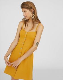 Imagen secundaria 1 - Con colores primaverales como el mostaza y el beige, esta colección engloba una frescura palpable en sus ligeros tejidos y visible con los estampados florales. 