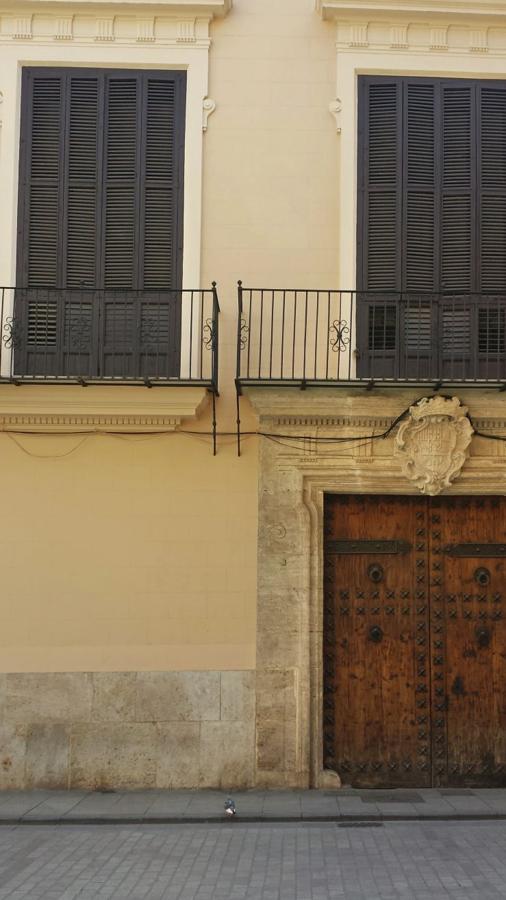 Palacio de los Centelles (Hoy de los Daya Nueva) | Palacio de origen gótico que albergó a la noble familia de los Centelles, luego conde de Oliva. Es, posiblemente, uno de los más antiguos (y de más alcurnia) de la calle Caballeros (a la altura del número 33), al menos en su núcleo original.