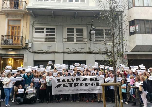 Protesta frente al edificio ayer y a la derecha una imagen del interior. 