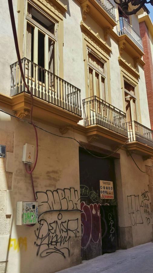 Está ubicado en la trama existente entre dos recintos amurallados, el correspondiente al primitivo y el árabe. 