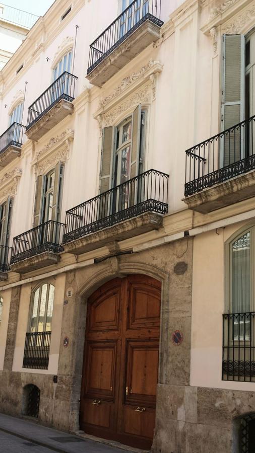 Palacio de los Queixal | Este edificio de origen gótico (C/ Caballeros, 43) es también conocido como de los Trénor por ser Enrique María Trénor y Lamo de Espinosa de esta familia y su actual propietario. Con anterioridad, y de donde toma su nombre, era su propietario la familia Queixal.