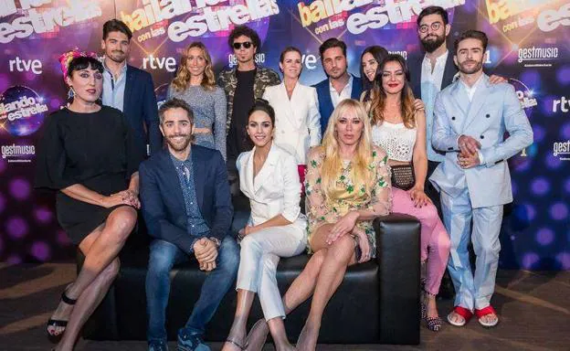 Roberto Leal y Rocío Muñoz junto a los participantes del nuevo programa de RTVE.