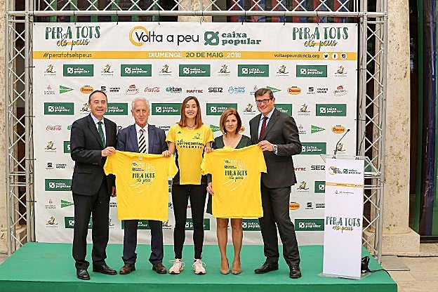Los participantes en la presentación, con la camiseta oficial. 