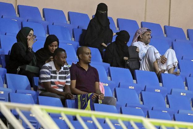 Mujeres con burka en el estadio donde el Valencia jugó el amistoso. 