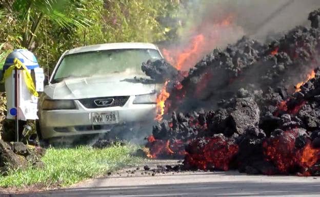 La lava del volcan Kilauea sepulta y destruye el vehículo. 