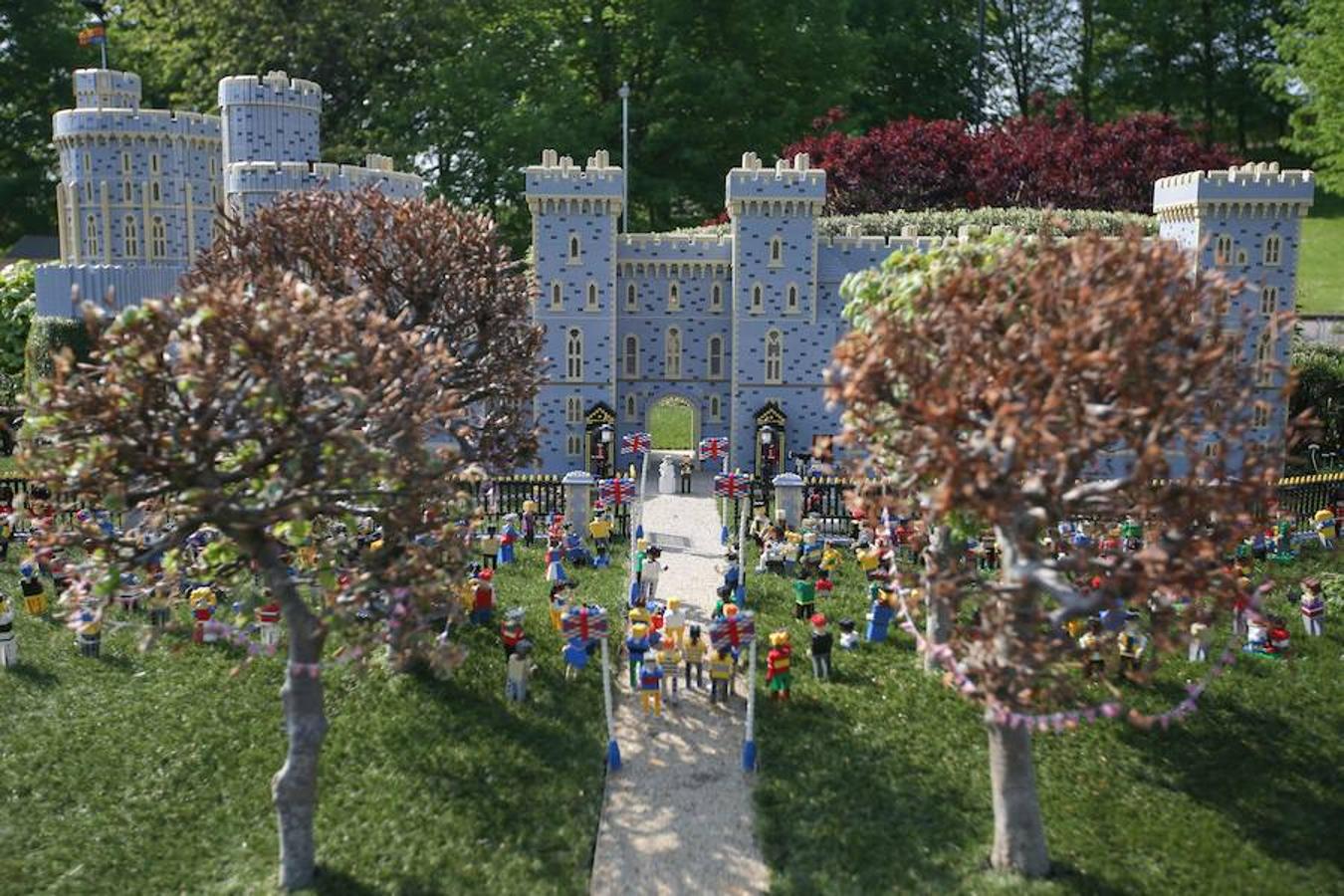 El Príncipe Harry y su prometida Meghan Markle ya tienen su figura de Lego. La pareja contraerá matrimonio el próximo 19 de mayo y para la ocasión el parque temático Legoland de Gran Bretaña ha recreado el enlace con un total de 60 mil piezas. Los prometidos no solo tienen su muñeco sino también su propio Castillo de Windsor. En esta reproducción también aparecen desde la Familia Real al completo, pasando por los invitados y como no, los fotógrafos y las cámaras que inmortalizarán el enlace.
