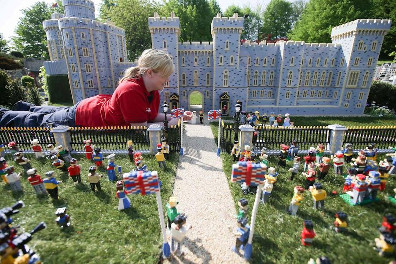 El Príncipe Harry y su prometida Meghan Markle ya tienen su figura de Lego. La pareja contraerá matrimonio el próximo 19 de mayo y para la ocasión el parque temático Legoland de Gran Bretaña ha recreado el enlace con un total de 60 mil piezas. Los prometidos no solo tienen su muñeco sino también su propio Castillo de Windsor. En esta reproducción también aparecen desde la Familia Real al completo, pasando por los invitados y como no, los fotógrafos y las cámaras que inmortalizarán el enlace.