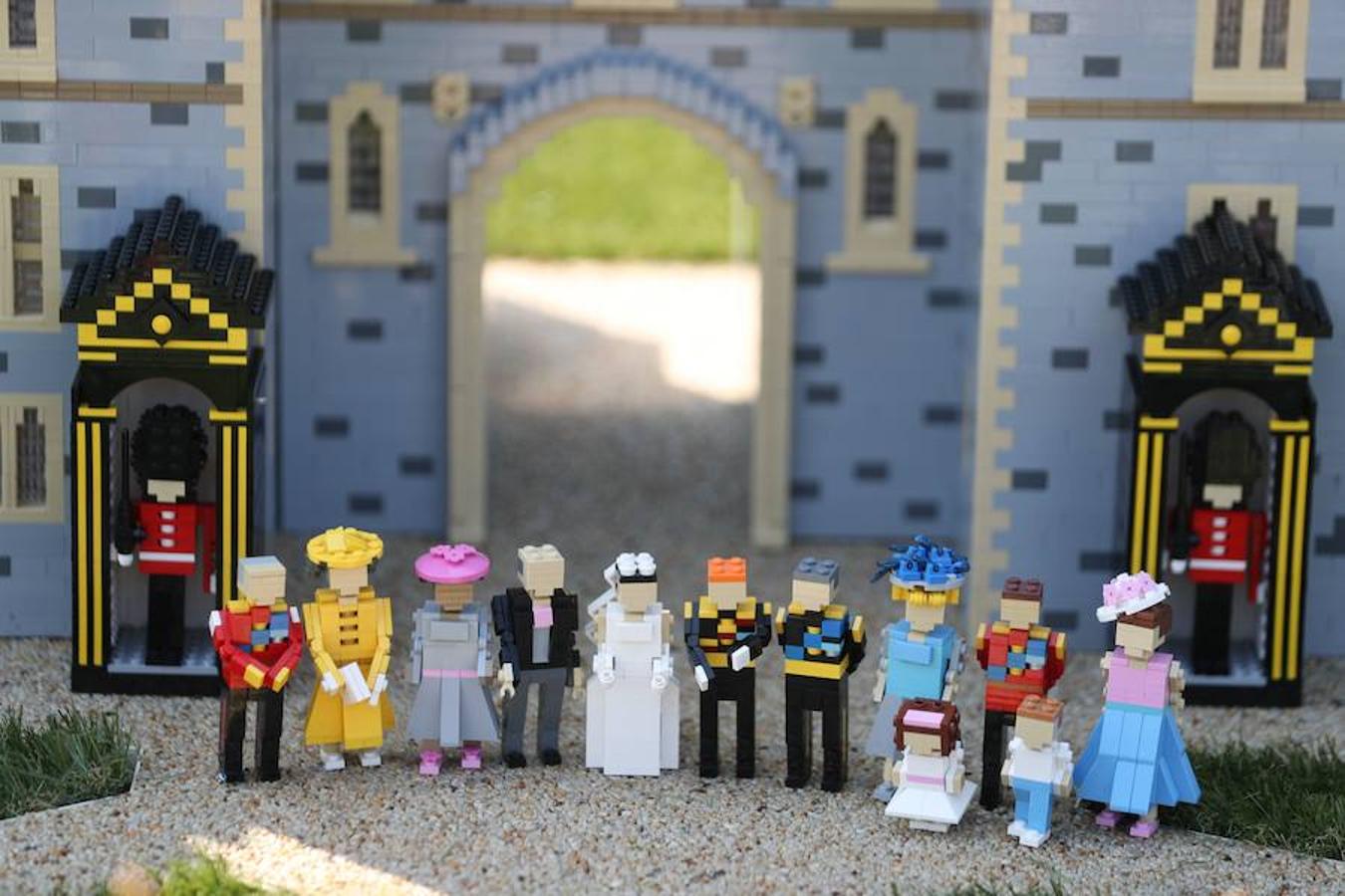 El Príncipe Harry y su prometida Meghan Markle ya tienen su figura de Lego. La pareja contraerá matrimonio el próximo 19 de mayo y para la ocasión el parque temático Legoland de Gran Bretaña ha recreado el enlace con un total de 60 mil piezas. Los prometidos no solo tienen su muñeco sino también su propio Castillo de Windsor. En esta reproducción también aparecen desde la Familia Real al completo, pasando por los invitados y como no, los fotógrafos y las cámaras que inmortalizarán el enlace.