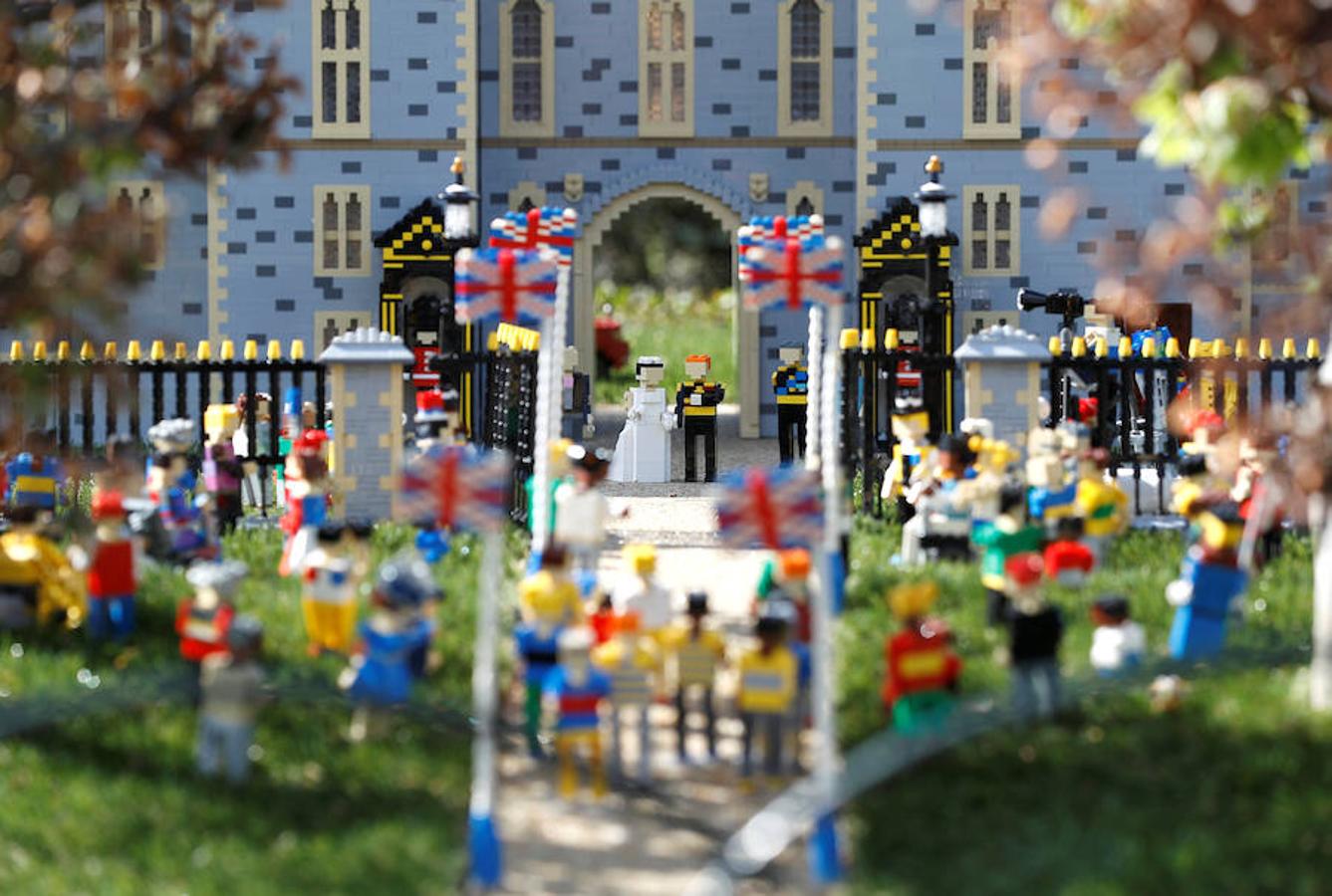 El Príncipe Harry y su prometida Meghan Markle ya tienen su figura de Lego. La pareja contraerá matrimonio el próximo 19 de mayo y para la ocasión el parque temático Legoland de Gran Bretaña ha recreado el enlace con un total de 60 mil piezas. Los prometidos no solo tienen su muñeco sino también su propio Castillo de Windsor. En esta reproducción también aparecen desde la Familia Real al completo, pasando por los invitados y como no, los fotógrafos y las cámaras que inmortalizarán el enlace.