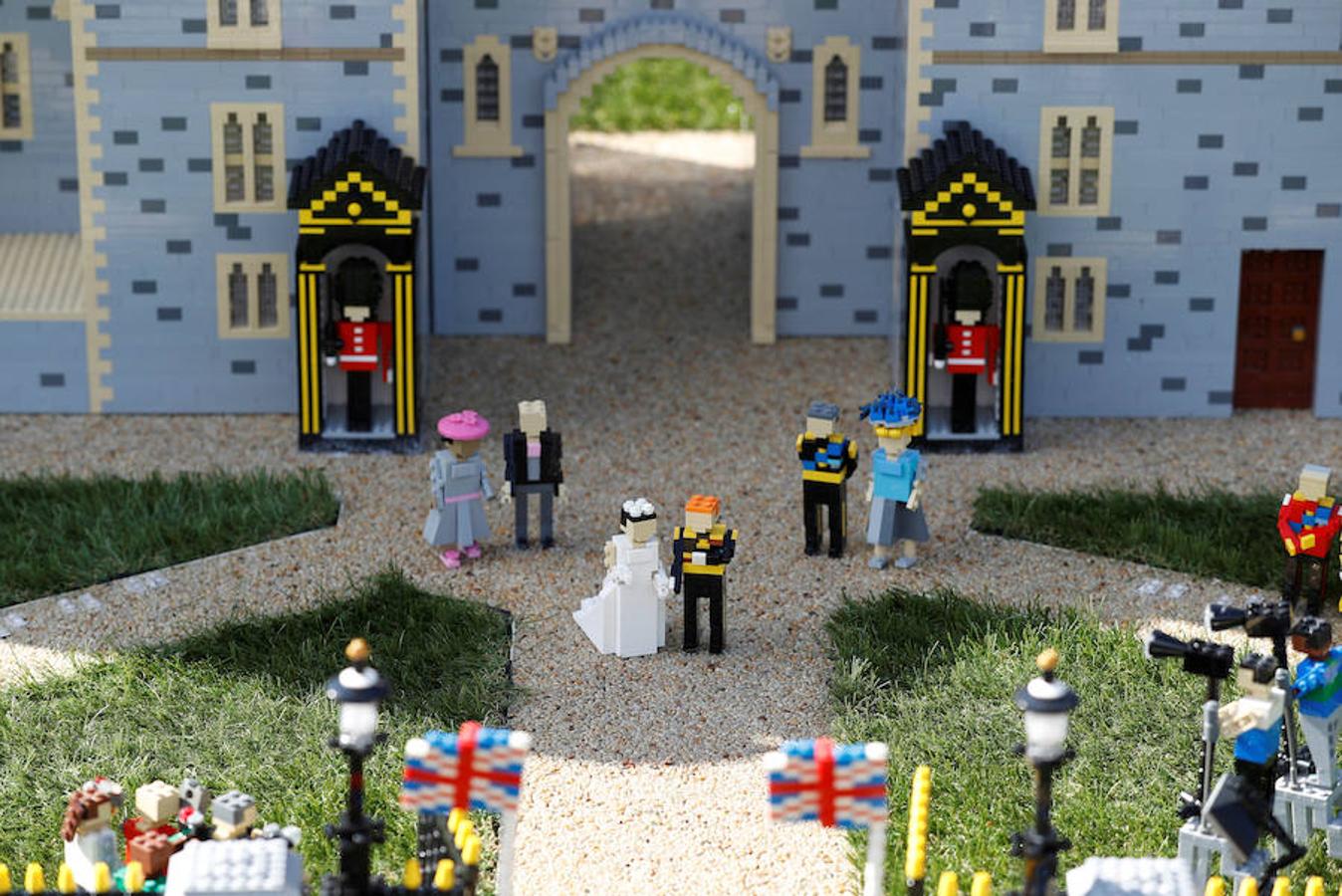 El Príncipe Harry y su prometida Meghan Markle ya tienen su figura de Lego. La pareja contraerá matrimonio el próximo 19 de mayo y para la ocasión el parque temático Legoland de Gran Bretaña ha recreado el enlace con un total de 60 mil piezas. Los prometidos no solo tienen su muñeco sino también su propio Castillo de Windsor. En esta reproducción también aparecen desde la Familia Real al completo, pasando por los invitados y como no, los fotógrafos y las cámaras que inmortalizarán el enlace.