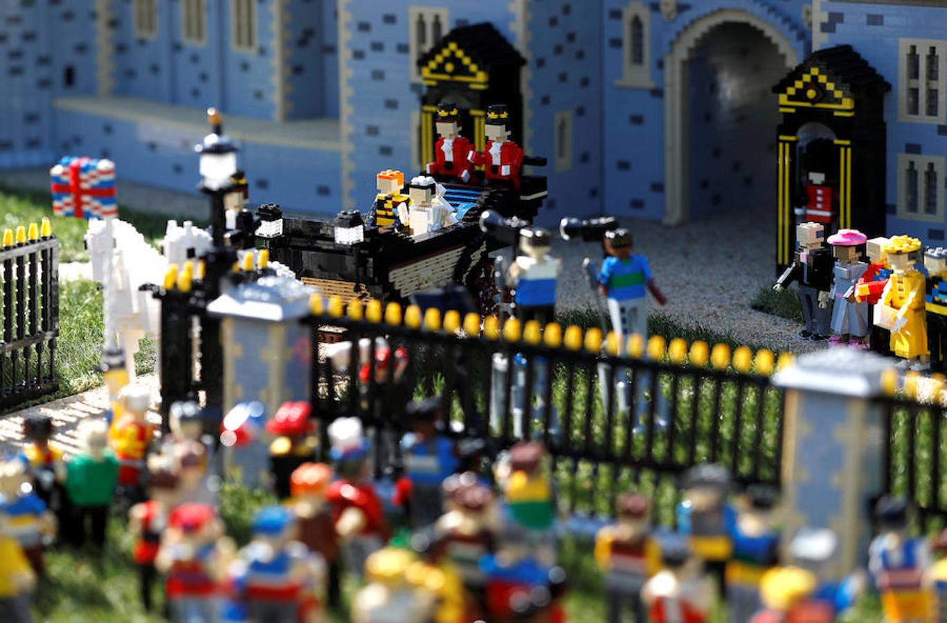 El Príncipe Harry y su prometida Meghan Markle ya tienen su figura de Lego. La pareja contraerá matrimonio el próximo 19 de mayo y para la ocasión el parque temático Legoland de Gran Bretaña ha recreado el enlace con un total de 60 mil piezas. Los prometidos no solo tienen su muñeco sino también su propio Castillo de Windsor. En esta reproducción también aparecen desde la Familia Real al completo, pasando por los invitados y como no, los fotógrafos y las cámaras que inmortalizarán el enlace.