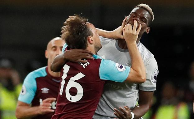 Noble y Pogba, durante la pelea.