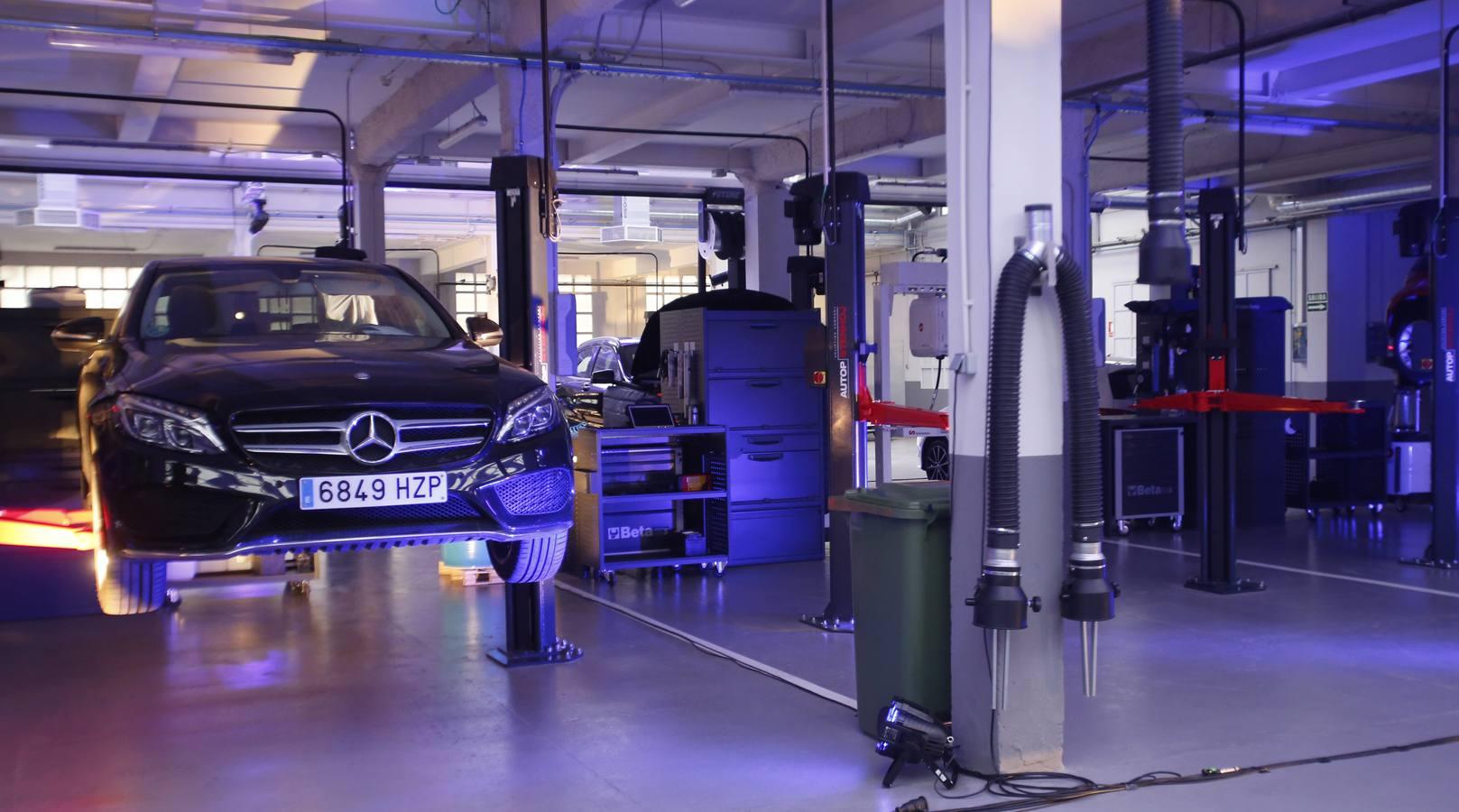 Mercedes inauguró el pasado jueves 10 de mayo sus nuevas instalaciones en la céntrica calle Micer Mascó. Los más de 600 invitados pudieron descubrir los 5.500 metros cuadrados de la instalación, además de conocer el origen español del nombre de la famosa marca alemana. El millonario Emil Jellinek, casado con una dama española, fue uno de los primeros clientes de Daimler, e impuso tantos cambios y condicionantes a los coches alemanes que él vendía en Francia que terminó apodándolos Mercedes en honor a su hija, nombre que cuajó a nivel comercial y que terminó en convertirse en el nombre de todos los coches de la marca alemana.