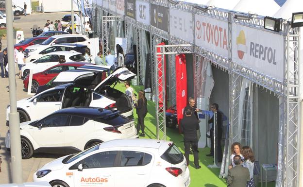 Los primeros visitantes de Ecomov, visitante algunos de los expositores de coches ecológicos.