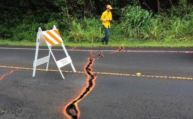 El calor de la lava 'derrite' el asfalto de la carretera.