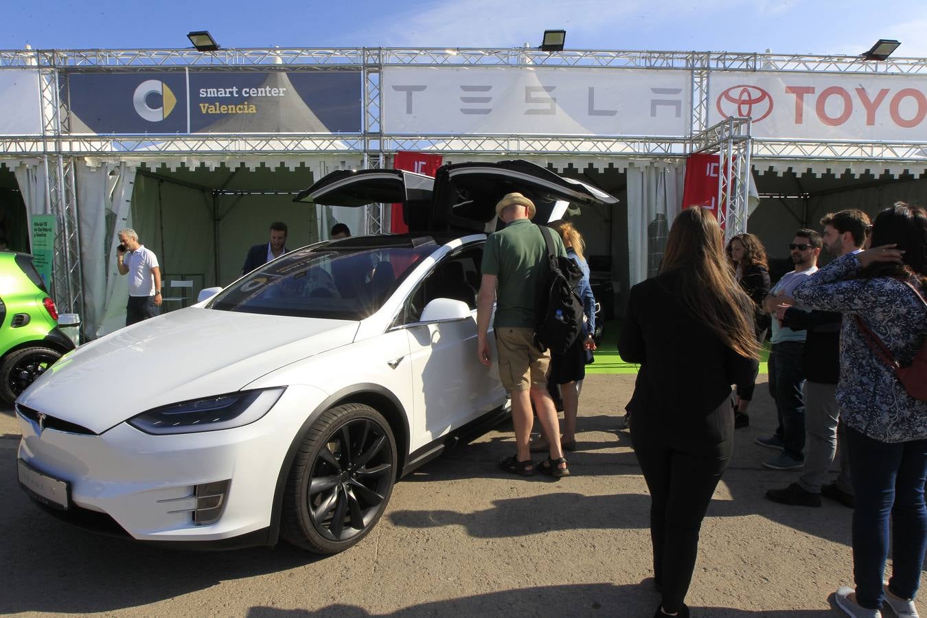 La feria Ecomov afronta este fin de semana, los días 11, 12 y 13 de mayo, su tercera edición con el objetivo de convertirse en el evento de referencia de movilidad ecológica a nivel nacional. La muestra y prueba de coches, que se celebra en la Marina de Valencia, ha abierto al público este viernes y se podrá visitar hasta el domingo 13 de mayo.