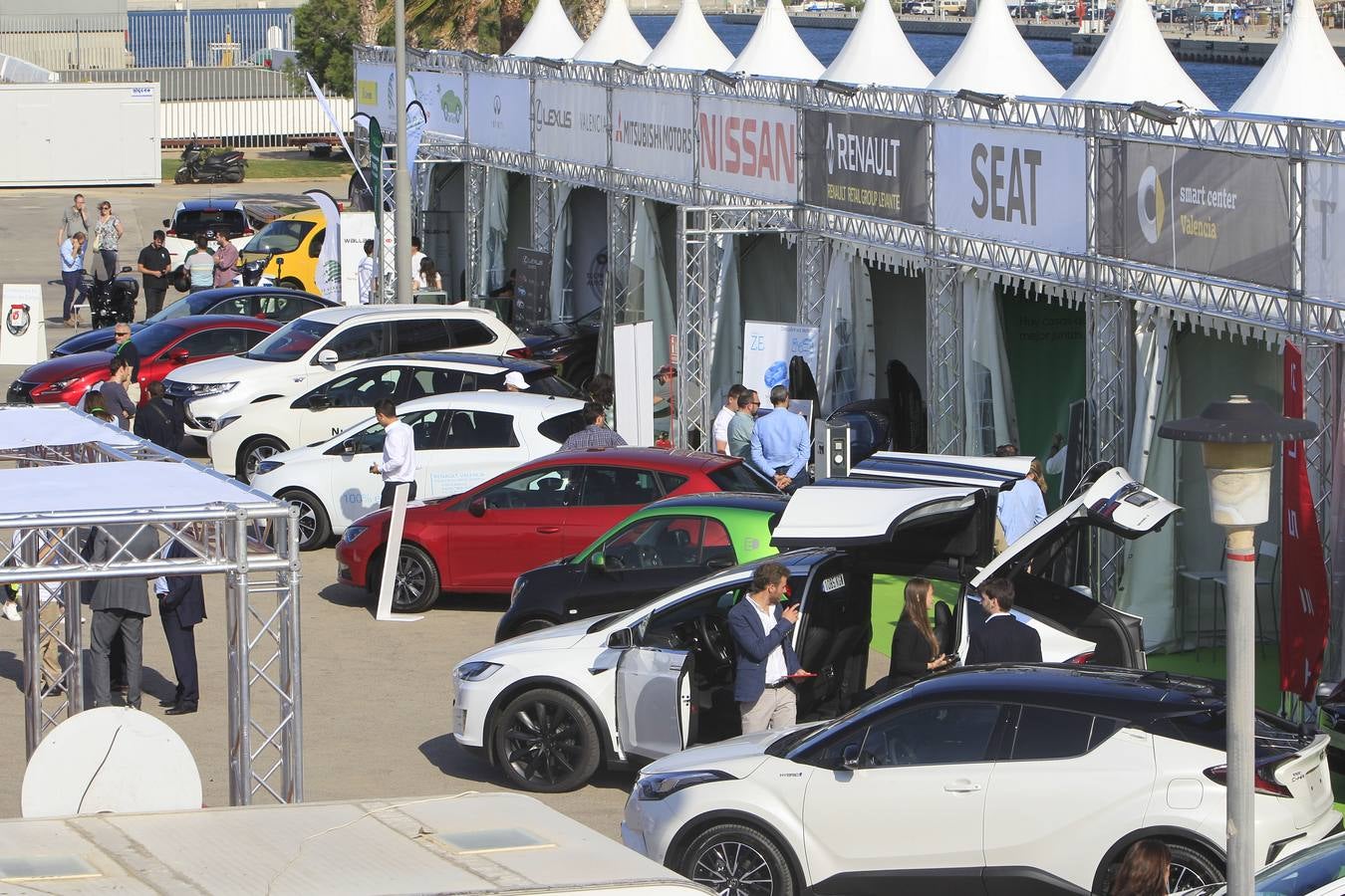 La feria Ecomov afronta este fin de semana, los días 11, 12 y 13 de mayo, su tercera edición con el objetivo de convertirse en el evento de referencia de movilidad ecológica a nivel nacional. La muestra y prueba de coches, que se celebra en la Marina de Valencia, ha abierto al público este viernes y se podrá visitar hasta el domingo 13 de mayo.