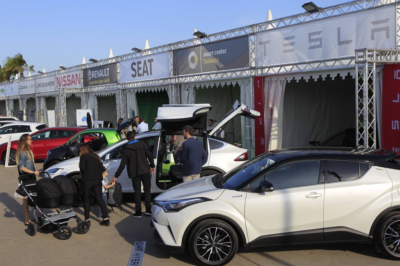 La feria Ecomov afronta este fin de semana, los días 11, 12 y 13 de mayo, su tercera edición con el objetivo de convertirse en el evento de referencia de movilidad ecológica a nivel nacional. La muestra y prueba de coches, que se celebra en la Marina de Valencia, ha abierto al público este viernes y se podrá visitar hasta el domingo 13 de mayo.