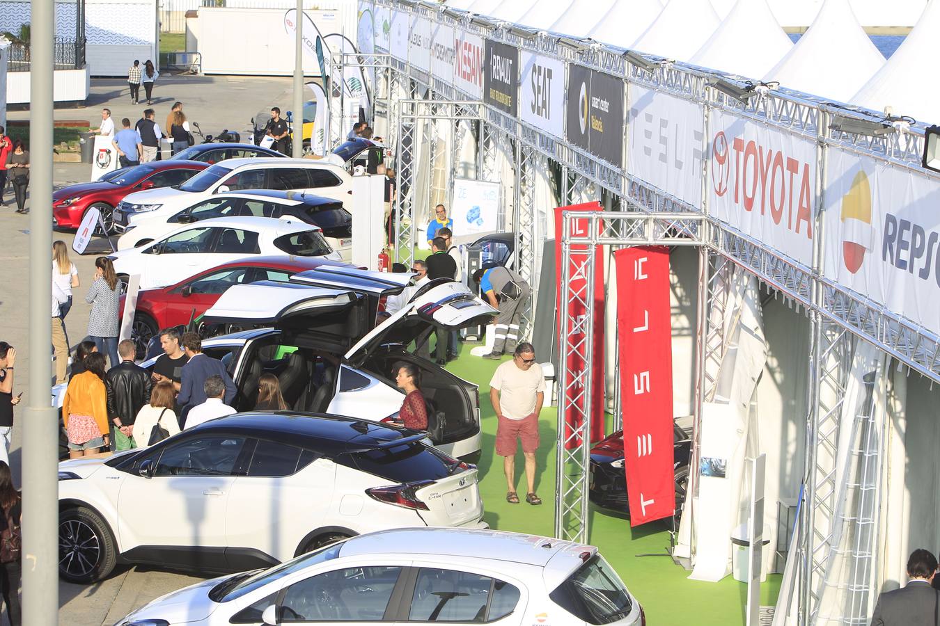 La feria Ecomov afronta este fin de semana, los días 11, 12 y 13 de mayo, su tercera edición con el objetivo de convertirse en el evento de referencia de movilidad ecológica a nivel nacional. La muestra y prueba de coches, que se celebra en la Marina de Valencia, ha abierto al público este viernes y se podrá visitar hasta el domingo 13 de mayo.