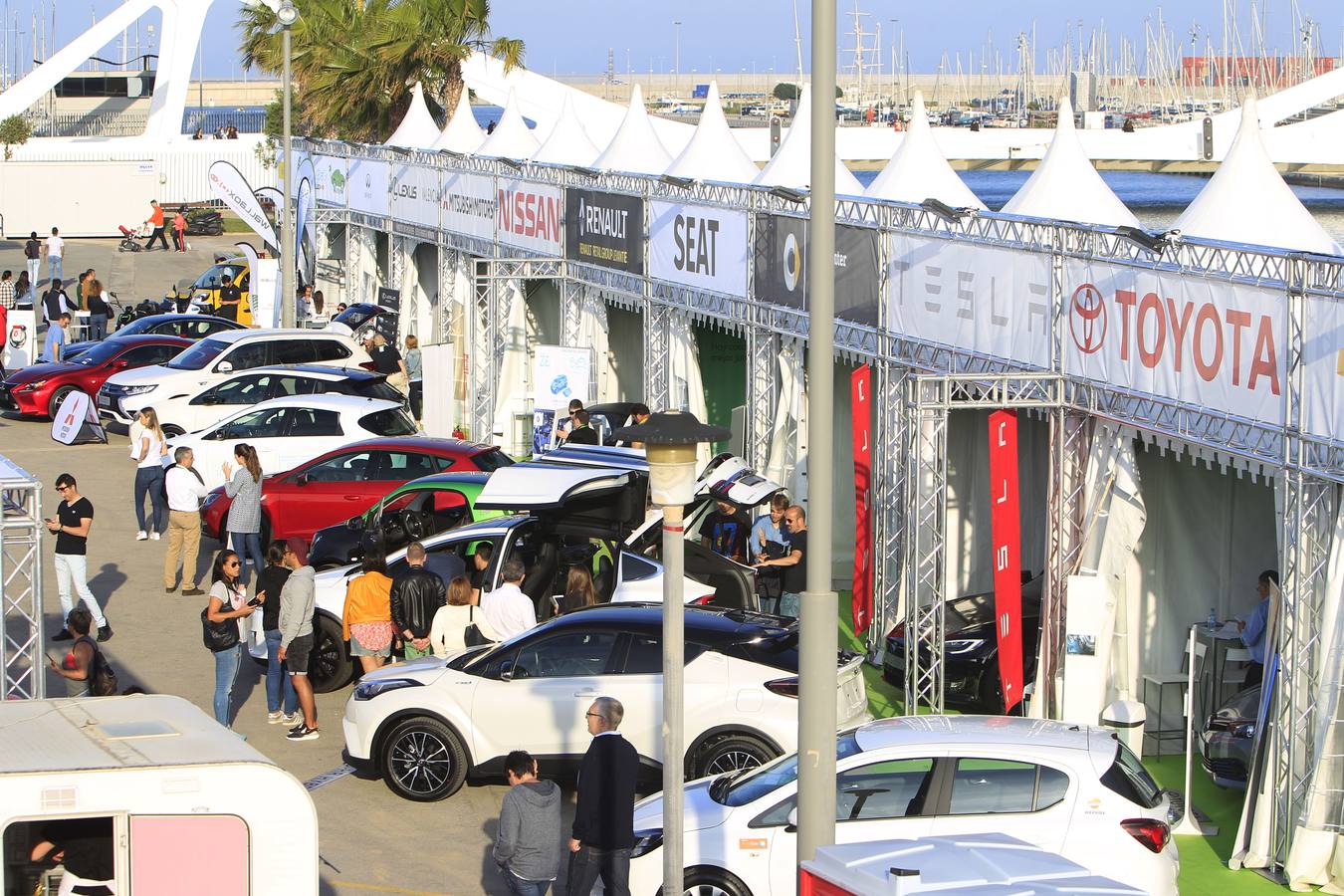 La feria Ecomov afronta este fin de semana, los días 11, 12 y 13 de mayo, su tercera edición con el objetivo de convertirse en el evento de referencia de movilidad ecológica a nivel nacional. La muestra y prueba de coches, que se celebra en la Marina de Valencia, ha abierto al público este viernes y se podrá visitar hasta el domingo 13 de mayo.