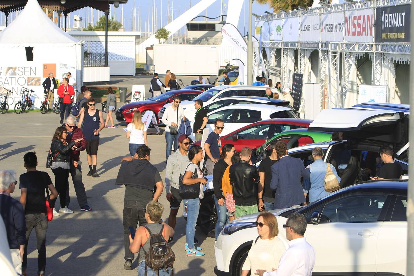 La feria Ecomov afronta este fin de semana, los días 11, 12 y 13 de mayo, su tercera edición con el objetivo de convertirse en el evento de referencia de movilidad ecológica a nivel nacional. La muestra y prueba de coches, que se celebra en la Marina de Valencia, ha abierto al público este viernes y se podrá visitar hasta el domingo 13 de mayo.