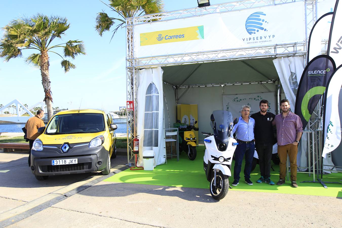 La feria Ecomov afronta este fin de semana, los días 11, 12 y 13 de mayo, su tercera edición con el objetivo de convertirse en el evento de referencia de movilidad ecológica a nivel nacional. La muestra y prueba de coches, que se celebra en la Marina de Valencia, ha abierto al público este viernes y se podrá visitar hasta el domingo 13 de mayo.