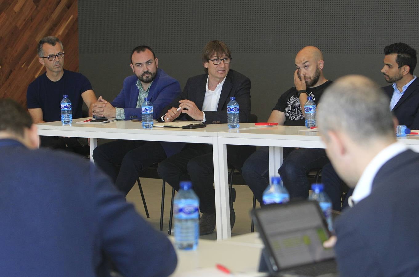 Actividades y mesas redondas para profesionales y empresarios en la primera jornada de Ecomov 2018, la feria del coche y la movilidad ecológica, del 11 al 13 de mayo en la Marina de Valencia.