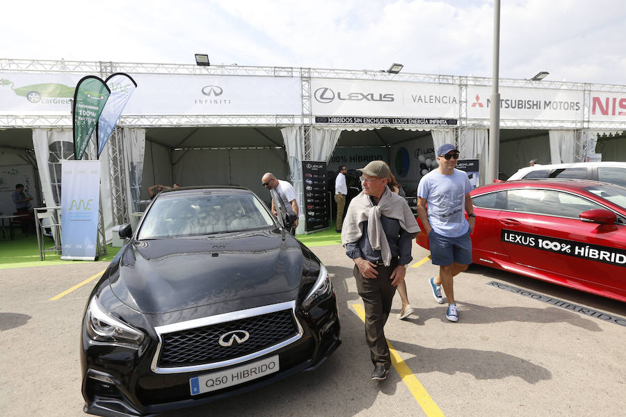 Miles de valencianos han conocido este sábado en La Marina de Valencia lo último en movilidad de la mano de ECOMOV. El evento, que abrió sus puertas el viernes, reúne en más de veinte stands una treintena de automóviles de etiquetas cero y eco entre los que espectaculares Tesla, pero también modelos populares como los Renault, Kia, Nissan, Toyota o Hyundai, made in Spain como Ford, Seat y Opel o de lujo como Mercedes, Lexus o Infiniti. Todos ellos destacan por sus reducidas o nulas emisiones, y se pueden probar en la misma Marina, en el trazado del antiguo circuito de F1. Además, bicis y motos eléctricas completan el evento, que este domingo estará abierto de 10 a 18h junto a la Pérgola del Puerto.