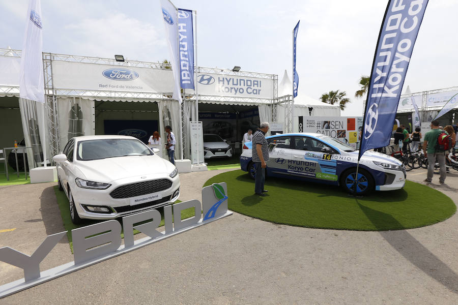 Miles de valencianos han conocido este fin de semana en La Marina de Valencia lo último en movilidad de la mano de ECOMOV. El evento, que abrió sus puertas el viernes, ha reunido en más de veinte stands una treintena de automóviles de etiquetas cero y eco entre los que espectaculares Tesla, pero también modelos populares como los Renault, Kia, Nissan, Toyota o Hyundai, made in Spain como Ford, Seat y Opel o de lujo como Mercedes, Lexus o Infiniti. Todos ellos destacan por sus reducidas o nulas emisiones. Además, bicis y motos eléctricas completan el evento, que ha cerrado sus puertas en la tarde de este domingo.