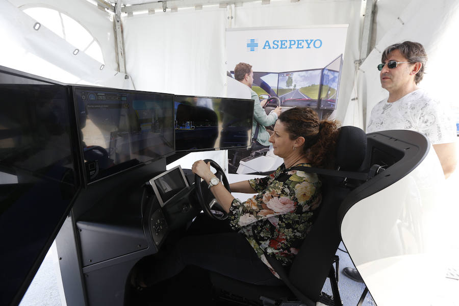 Miles de valencianos han conocido este fin de semana en La Marina de Valencia lo último en movilidad de la mano de ECOMOV. El evento, que abrió sus puertas el viernes, ha reunido en más de veinte stands una treintena de automóviles de etiquetas cero y eco entre los que espectaculares Tesla, pero también modelos populares como los Renault, Kia, Nissan, Toyota o Hyundai, made in Spain como Ford, Seat y Opel o de lujo como Mercedes, Lexus o Infiniti. Todos ellos destacan por sus reducidas o nulas emisiones. Además, bicis y motos eléctricas completan el evento, que ha cerrado sus puertas en la tarde de este domingo.