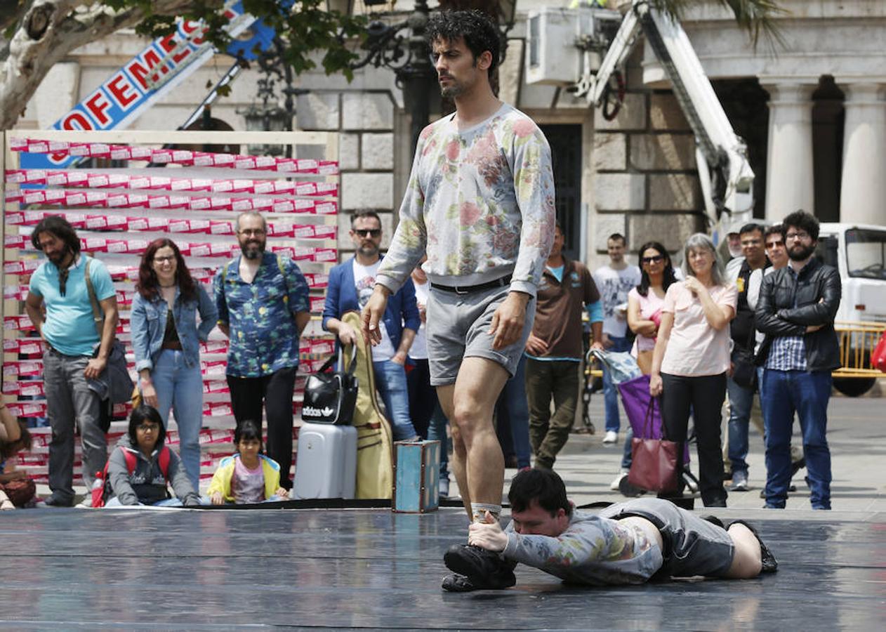 La compañía Fil d'Arena ha representado en la Plaza del Ayuntamiento de Valencia su creación 'SALT', que trata de reflexionar sobre el rol de la mujer en el viaje de la migración. La interpretación forma parte del Festival 10 Sentidos que se celebra en distintas sedes hasta el 20 de Mayo.