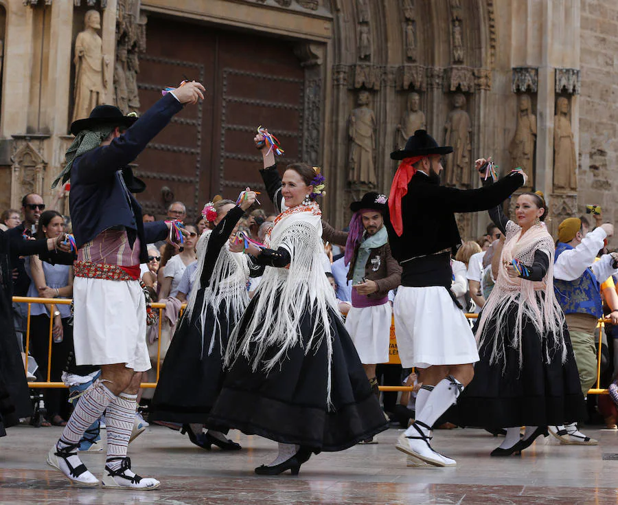 Los grupos de danzas de los pueblos han participado este sábado, desde las 18.00 horas, en la tradicional Dansà a la Mare de Déu.