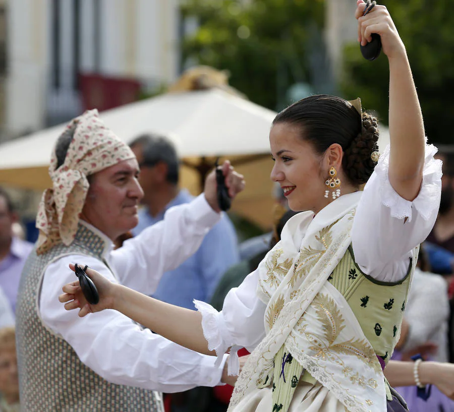 Los grupos de danzas de los pueblos han participado este sábado, desde las 18.00 horas, en la tradicional Dansà a la Mare de Déu.