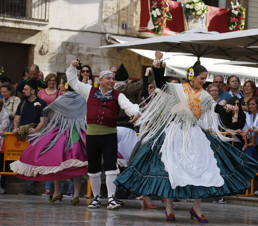 Los grupos de danzas de los pueblos han participado este sábado, desde las 18.00 horas, en la tradicional Dansà a la Mare de Déu.