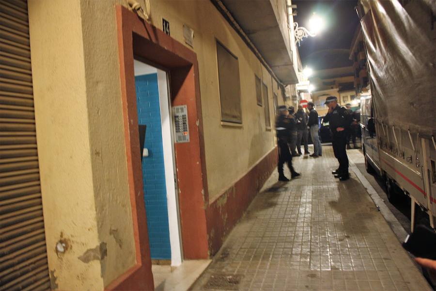 El parricida llamó a su hermano para confesarle el crimen y esperó a la policía en la puerta de su casa 