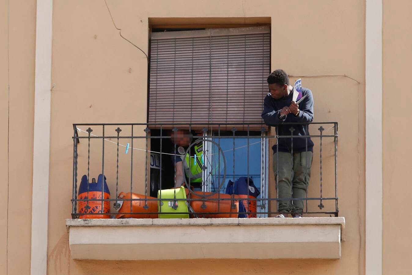 Un joven se ha atrincherado este lunes en el balcón de su casa, en la avenida Peset Aleixandre de Valencia, con varias bombonas de butano y dos cuchillo. Un negociador de la Policía le ha convencido para que entrada en el piso, tras dos horas de alarma en el barrio.